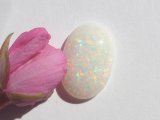 ホワイトオパールのルースを１点アップしました