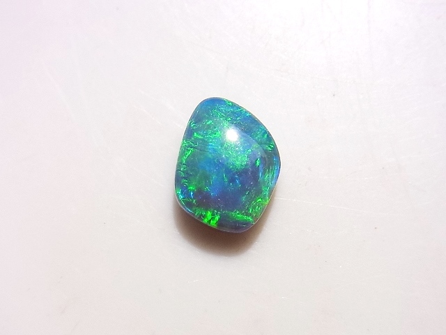 ブラックオパールのルースを１点アップしました