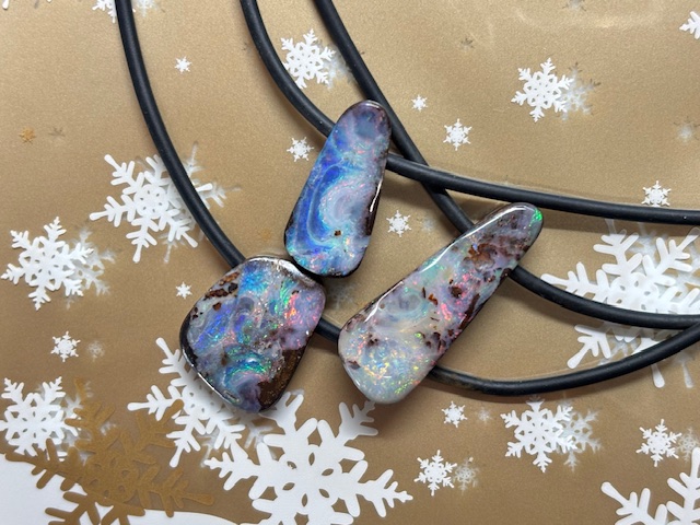 ボルダーオパールのペンダントを３点アップしました