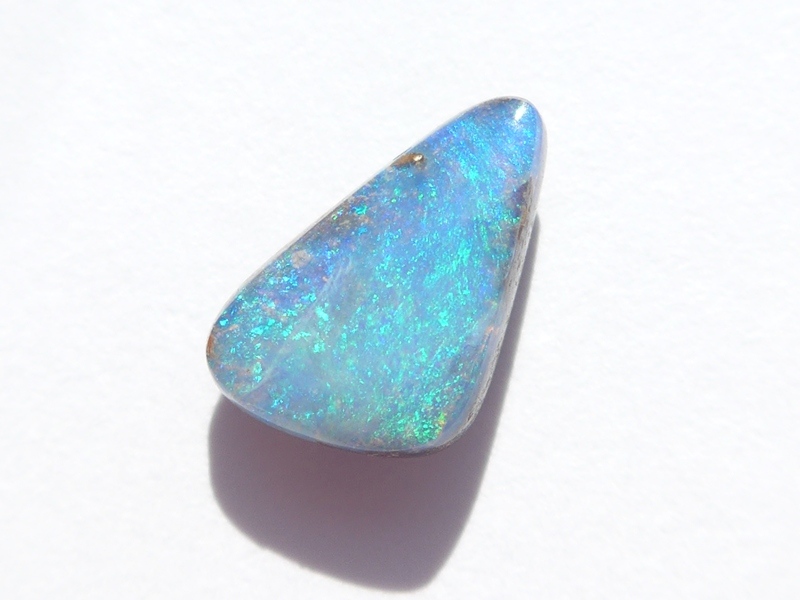 ボルダーオパールの小さいルースを１点アップしました