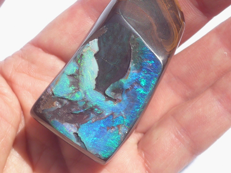 ボルダーオパールのスペシメンを１点アップしました