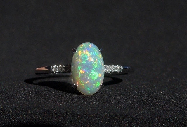 Morlin Jewelryオリジナル天然ホワイトオパールとパールのリング18k Morlin Jewelryオリジナル天然ホワイトオパールとパールのリング18k